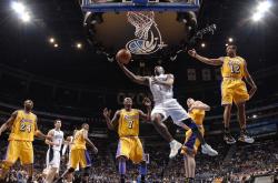 开云体育官方网站-足球与篮球的防守悖论，意甲焦点战之夜与哈登的杀伤艺术