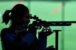 开云体育中国-射击女选手操控枪械完成射中