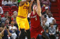 开云体育app-骑士遭遇惨败，季后赛希望蒙阴云