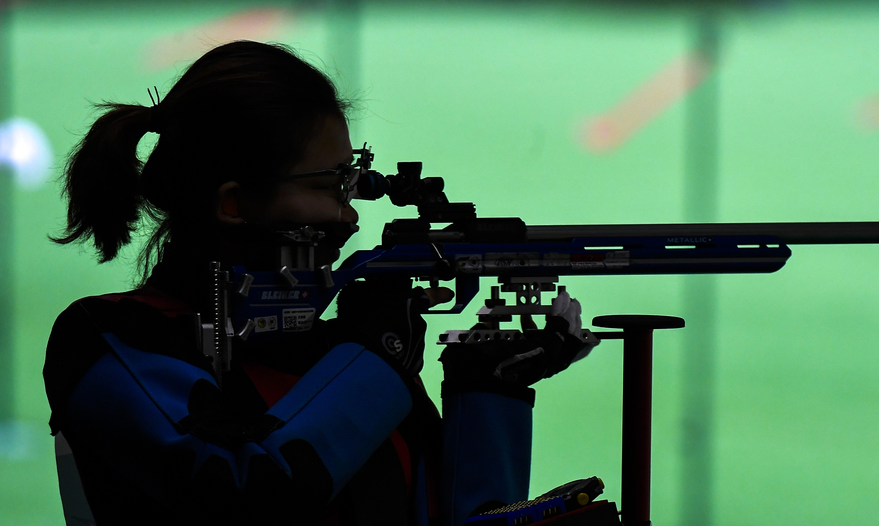 射击女选手操控枪械完成射中