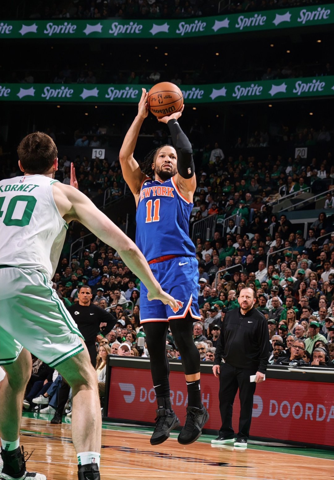 包含尼克斯队实力强劲，轻松打破对手防守的词条