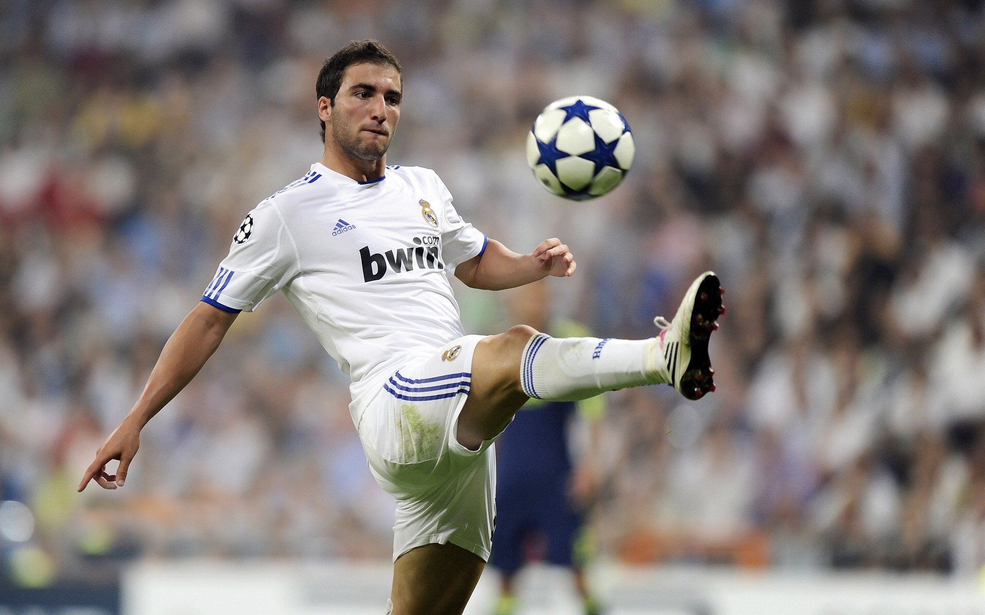 梅赛德斯翻盘阿斯顿马丁，周冠宇统治全场夺回王座