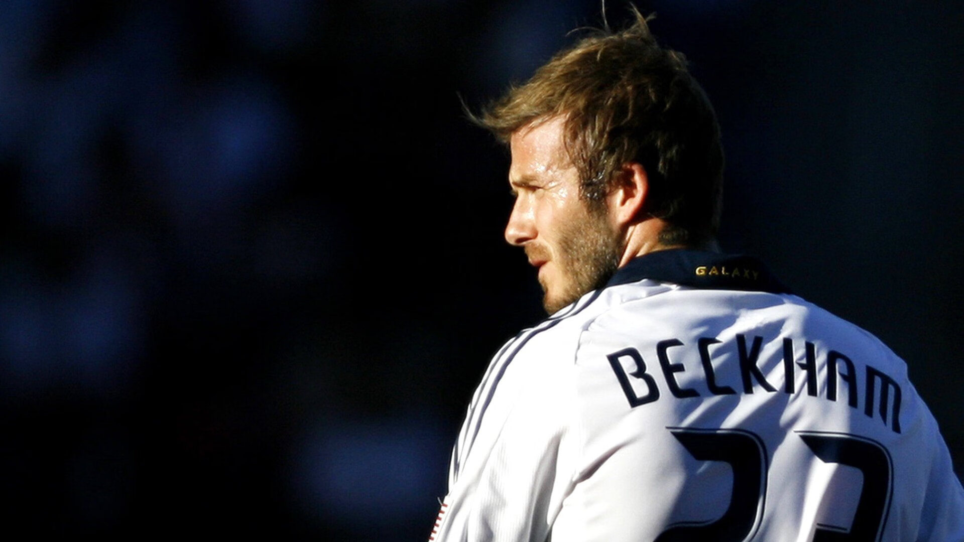 好，这个关键词组合非常有趣，它跨越了国籍和赛场的界限。要写出一篇具有唯一性的文章，关键在于找到一个独特的、能将这些元素有机融合的视角，而不是简单罗列比赛过程