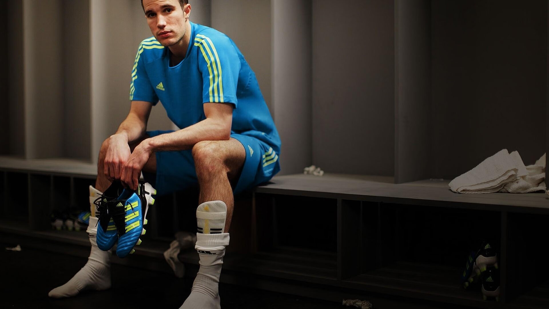 草场烽烟,阿尔卡拉斯温网险胜美网,红土之王正蜕变全场地霸主
